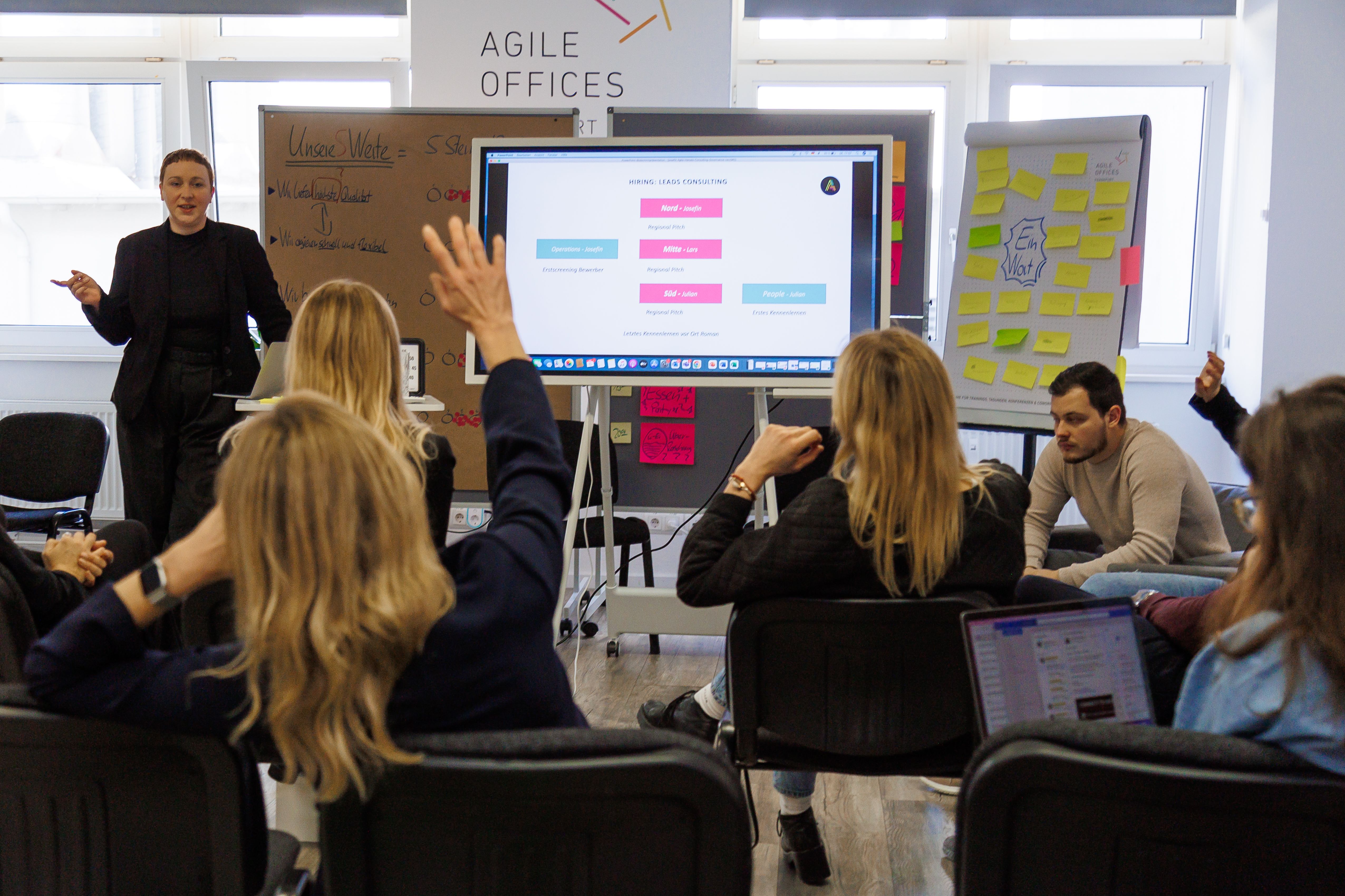 Eine Trainerin der Agile Heroes führt die Agile Coach Ausbildung durch